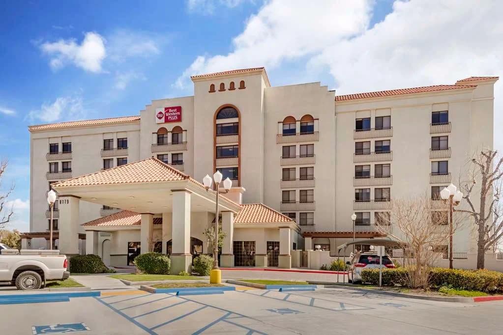 Best Western Plus Heritage Inn exterior, a white hotel with red tile roofs and a covered drive-up entrance