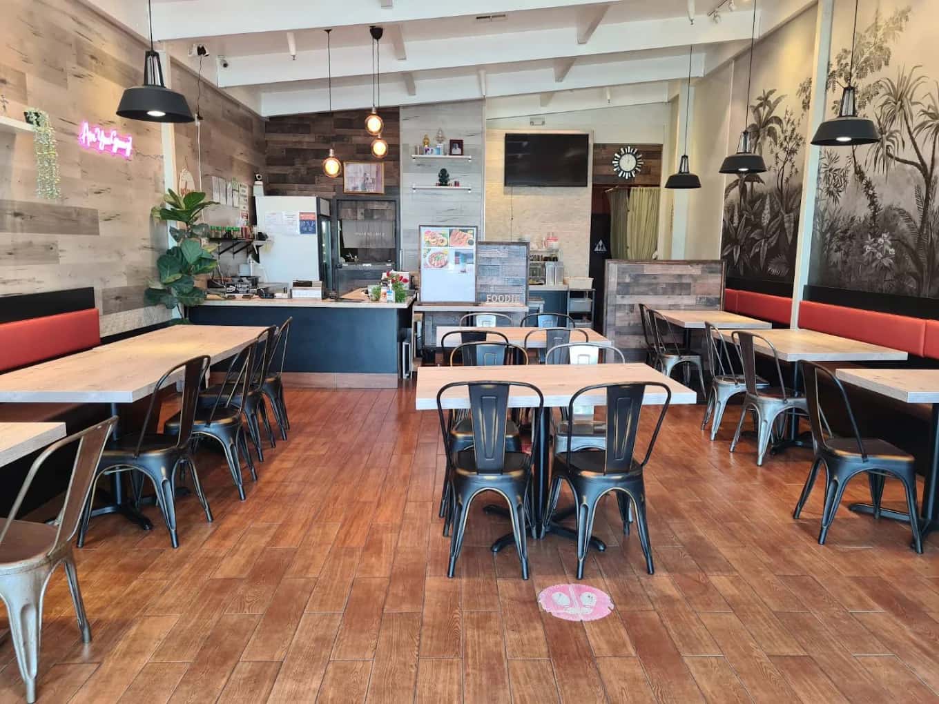 Dining room with wood tables, metal chairs and red booths at Groove Thai Restaurant