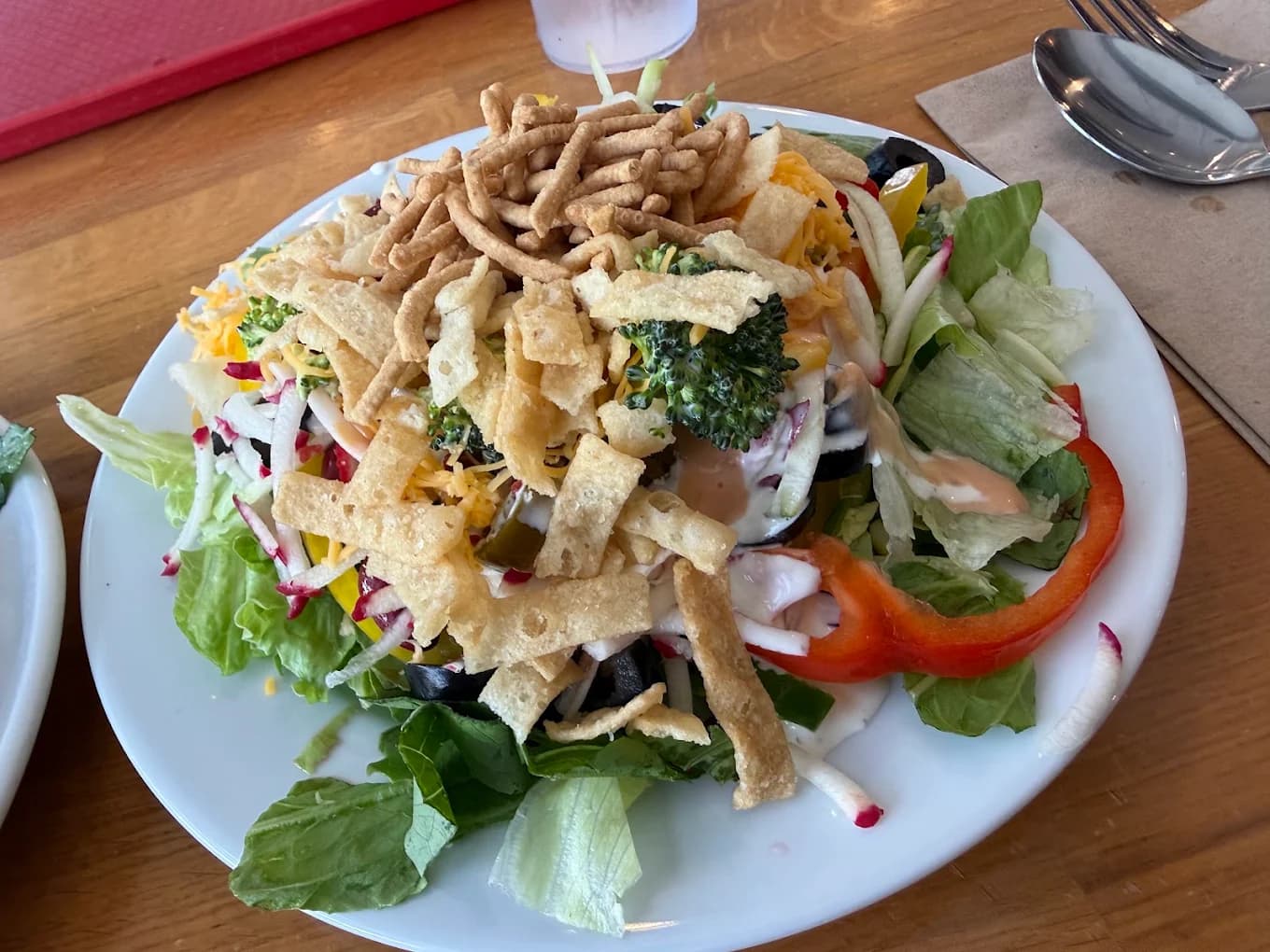Salad plate with lettuce, broccoli, red pepper, cheese and crispy noodles at Soup 'n Fresh